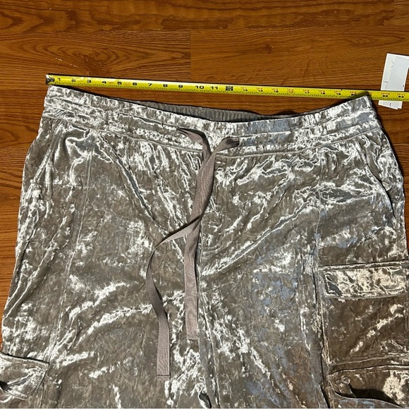 Jessica Simpson Velvet Cargo Pant Plus Size 3X Pearl Grey Drawstring Pockets NEW - Picture 14 of 16